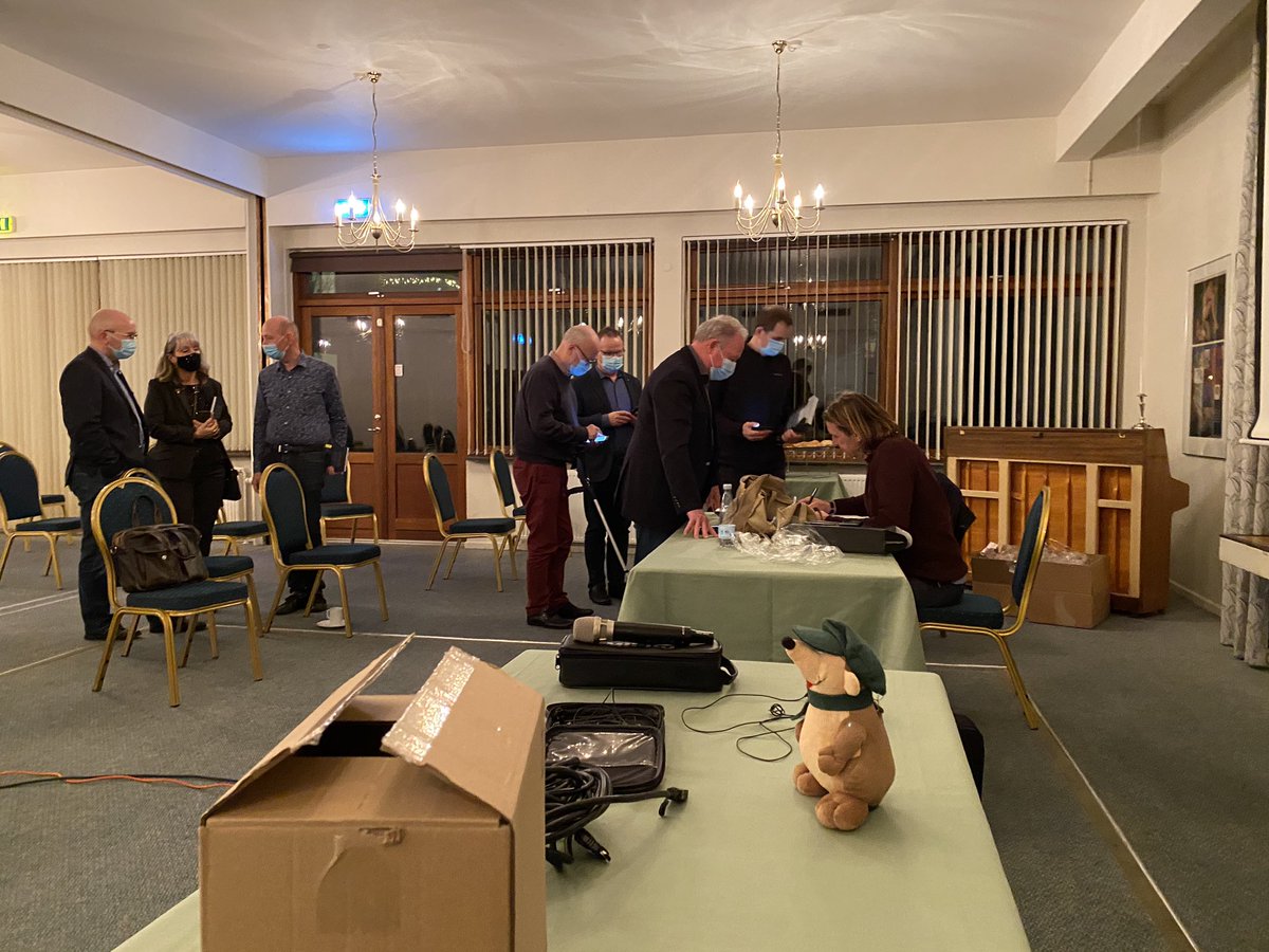 SimonVanggaard's tweet photo. I aften signerer jeg, og sælger bøger i skarp konkurrence med Anders Agger. 
Han har lige rundet 20.000 solgte eksemplar af: #Kærlighed.

Her til aften rundede jeg nummer 58! 
Der går lidt tid før jeg ånder ham i nakken på bestsellerlisten. Men vi r på vej! 
#andersagger #bogsalg https://t.co/dElOEy1SjY