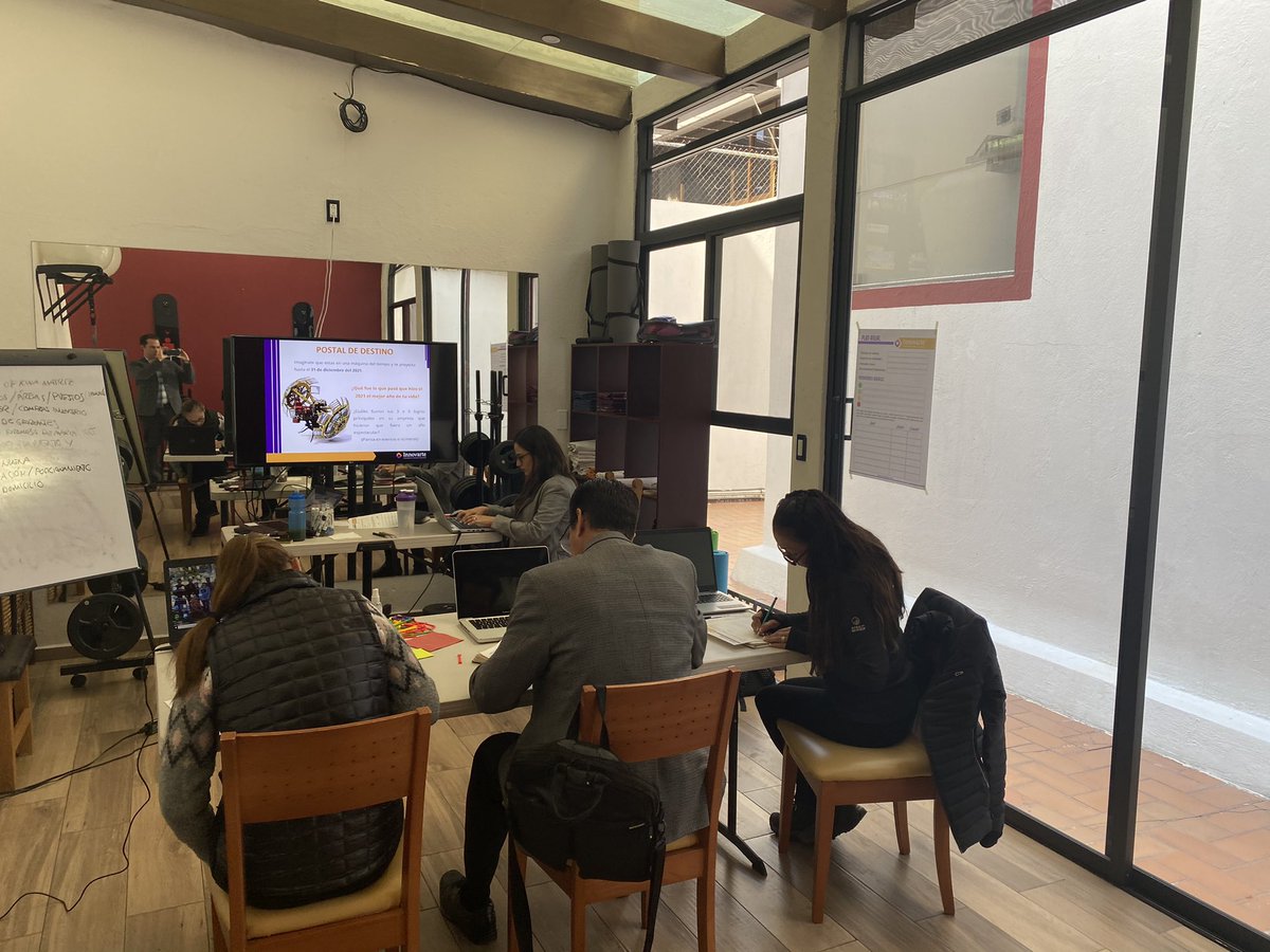 Alexvaldesp's tweet photo. Hoy estuvimos con el consejo de administración de una gran empresa aterrizando el Plan estratégico del 2021, fue un ejercicio de reflexión 🤔 y de plantear el rumbo de hacia a donde se dirigirá la empresa en el futuro.

#dueñosdenegocios https://t.co/1AmbDvAkKu