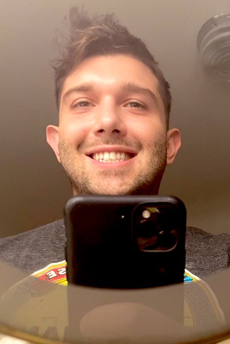 2 pic. I like my new face? https://t.co/mbdMlCpZbI