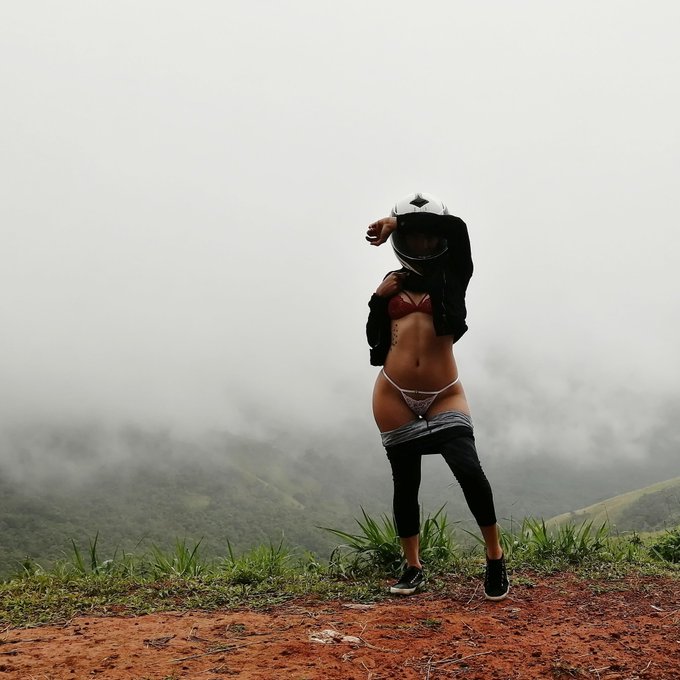 A little bit of exhibit in the street😉  Un poco de exhibicionismo callejero 😈😉 https://t.co/E3tZoZo6