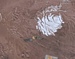 ObservatorioRAI's tweet photo. Observaciones de la sonda Mars Express muestran un gran lago de 20 kilómetros de ancho y una red de pequeñas masas de agua bajo la superficie del Polo Sur del planeta rojo https://t.co/nUTNtN0VoZ