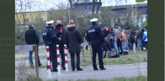 coronainfotour's tweet photo. @querdenkenwatch In Heilbronn: #hn2211 zwischen #Ballweg, H-Gruß und Reden mit #Dauerhetze auch ein #NPD-ler als Ordner dabei.
Ein Tag zuvor in Bochum #bo211 (ebenso Demo mit #Ballweg) ein anderer NPD-ler
In R. Ludwigs "Fusion-Splitterparteien-Rede" sind wohl #NPD, #IIIWeg, #DieRechte gemeint? https://t.co/H3bIyFtDWo