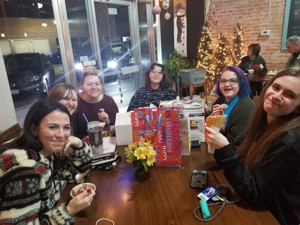 We LOVE seeing families gather together and create memories while enjoying a sweet treat!

Happy 17th birthday, Abbey!