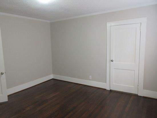 SbastienBarbin1's tweet photo. Come tour this two bed, one bath home today! 
 freshly painted and newly renovated. With access to a detached garage, fenced yard and porch. Minutes away from US-11. Pet friendly.
Home address:237 Alabama St, bessemer, Al 35020  
1254 sqft
Rent fee:$950
Text owner:(417)248 9549 https://t.co/yqYLE17AoV