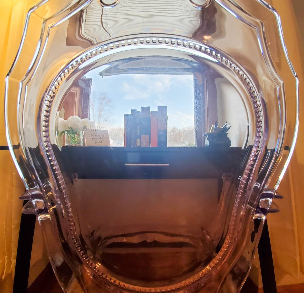 GodivaGirll's tweet photo. Every writer needs an inspirational space. 😌

#GhostChair #BlackWriter #BlackGirlsWhoWrite #BlackAuthor #Furniture #BlueDesk #WritingDesk #WritingCommunity https://t.co/mrhuFVCata