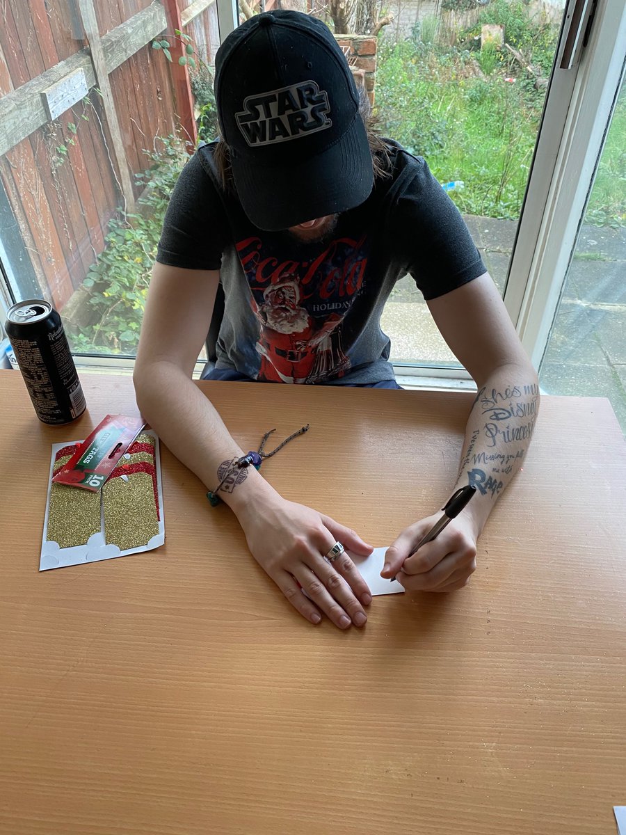 Today Matt wanted to decorate a Christmas Tree, so that’s exactly what we did 😌🎄🎁🎅🏼💫 - We came up with the idea of writing down a thought each day, &amp; putting it on the tree. Today Matt chose “TRUST” - “trust people, it does you the world of good.” Wise words from Matt.👏🏻👏🏻👏🏻