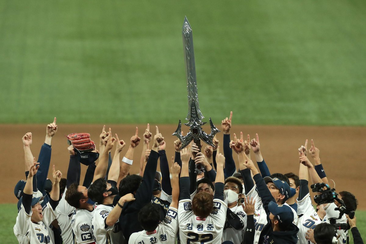 Ben13Porter's tweet photo. This might be the coolest picture in baseball history https://t.co/k1dRiVJitv
