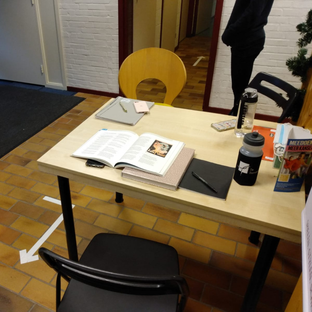 Zó fijn om te zien dat al onze leerlingen, groot en klein, zich zo goed aan alle geldende (Covid-19) protocollen houden. En met de hulp die we op zaterdag krijgen, loopt het ook nog eens heerlijk gesmeerd! Jitske, Suus en Jip bedankt!