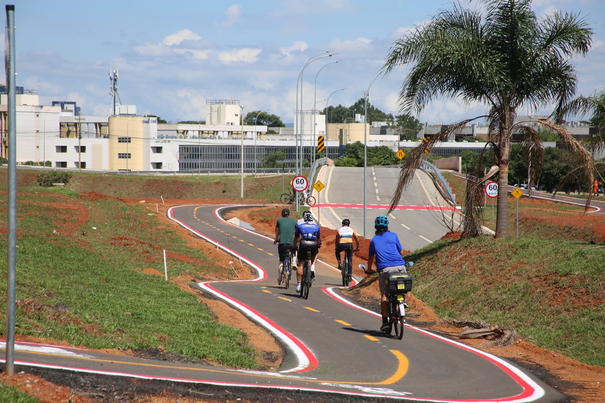 mpdft's tweet photo. 🚴🏼Representantes da Rede Urbanidade fizeram vistoria na ciclovia do Trevo de Triagem Norte (TTN), recém concluída. O objetivo é garantir que a sociedade participe da fiscalização da mobilidade urbana.
#mpdft #mobilidade #rodasdapaz #bikeanjo #pedal #ciclovia https://t.co/y7RneASbcD