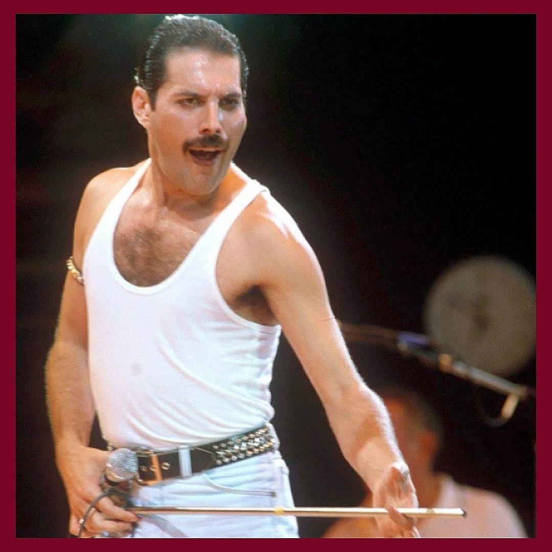 justplaybr_'s tweet photo. Hoje completam 29 anos sem Freddie Mercury. Mesmo após todos esses anos, o ícone do Rock deixou o seu legado com inúmeras canções incríveis.

Qual música você mais gosta do Queen? https://t.co/498zmP7GUc