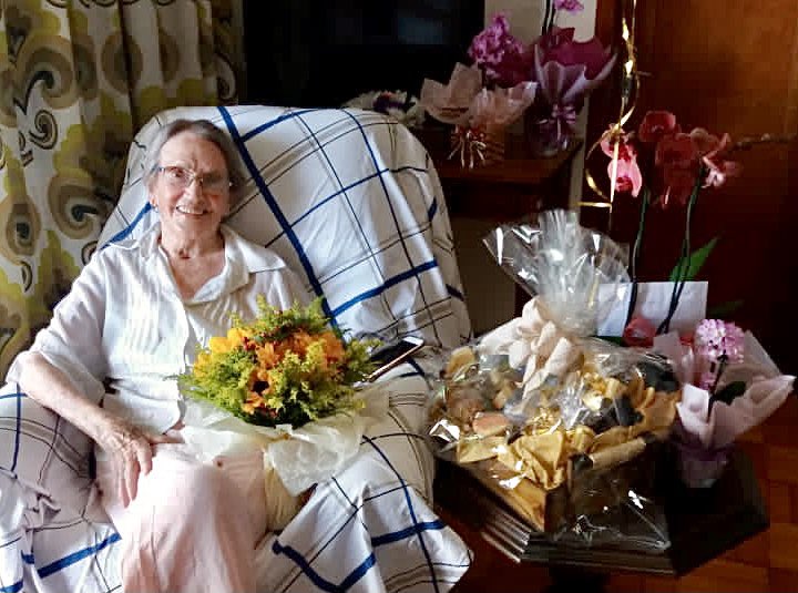thomaspvsul's tweet photo. Mãe, depois de tudo q tu passsou esse ano... Deus te presenteou mais uma ano de vida. Que alegria! PARABÉNS, feliz aniversário! https://t.co/hZDrUBsXPP