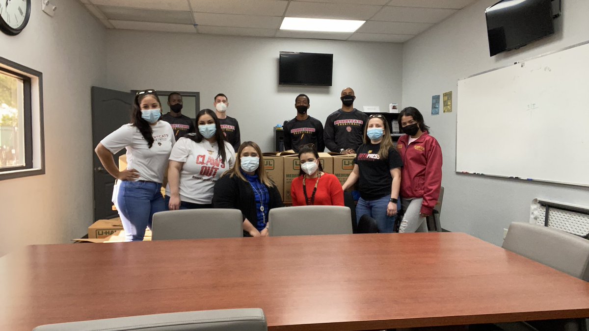 swdesertcats's tweet photo. Giving back! Last week the Desert Hoops teams made a trip to Amanecer and delivered 15 Thanksgiving meals to families in need. Stay safe this holiday season! 
#ProtectTheCulture #SwDesertHoops 
#TheDroughtIsOver #ClawsOut https://t.co/pfzEoqBK7r