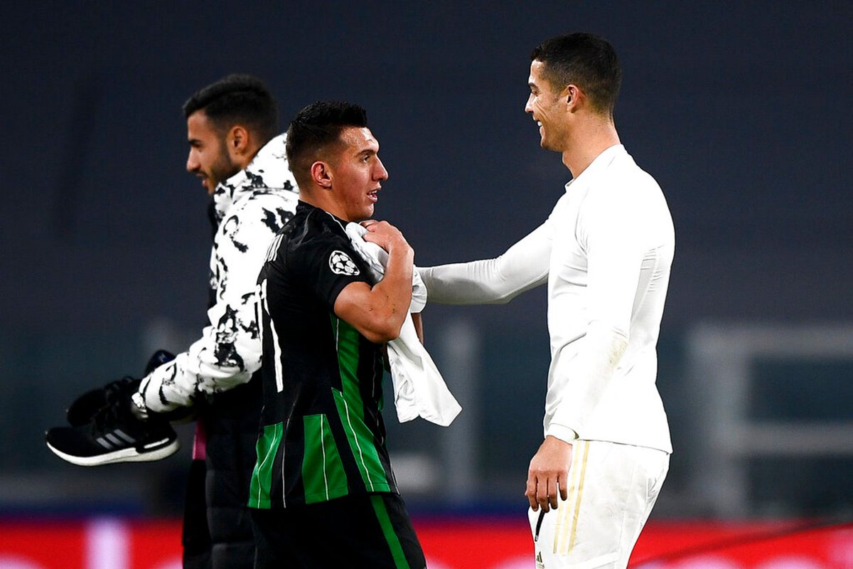 TimelineCR7's tweet photo. Uzini who copied Cristiano Ronaldo's celebration after scoring exchanged shirts with him after the match.

🤝❤️ https://t.co/mjG8pp5nzz