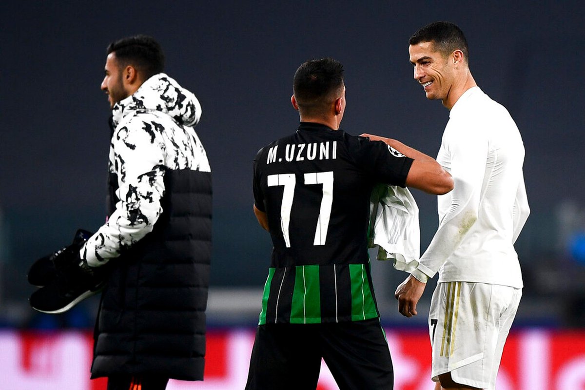 TimelineCR7's tweet photo. Uzini who copied Cristiano Ronaldo's celebration after scoring exchanged shirts with him after the match.

🤝❤️ https://t.co/mjG8pp5nzz