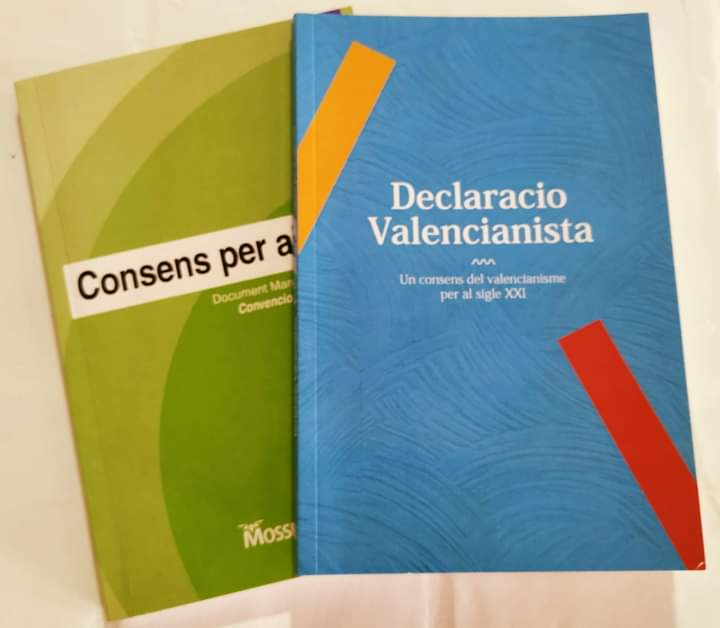 GAValencianista's tweet photo. 2°aniversari del #congrés que organisarem varies entitats per a celebrar el centenari de la #Declaracio Valencianista.
La finalitat fon actualisar l´ideal #valencianiste i completar i complementar el treball de la #Convencio #Valencianista de 2012.
Venda dels llibres en el #GAV https://t.co/vhS5fBugtv