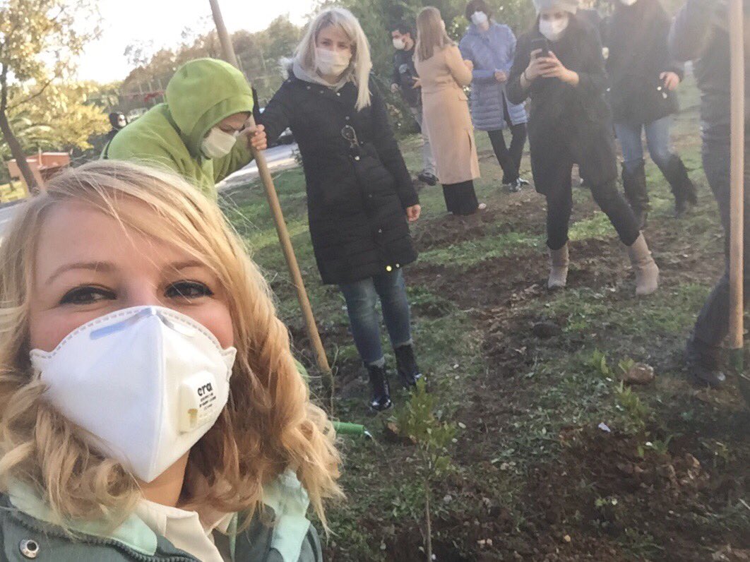 GSorumluluk's tweet photo. Gönüllü Gençler ile Sosyal sorumluluk projemizin 24 Kasım öğretmenler gününe özel geleceğe nefes olması dileğiyle defne ve erguvan fidanlarımızı diktik 🌳 @belgin_bal @GSBgenclik @gencliksporbak @gsb_eak @NurtenIren @omu_adem @omu_mizah https://t.co/eRGYkWCBus