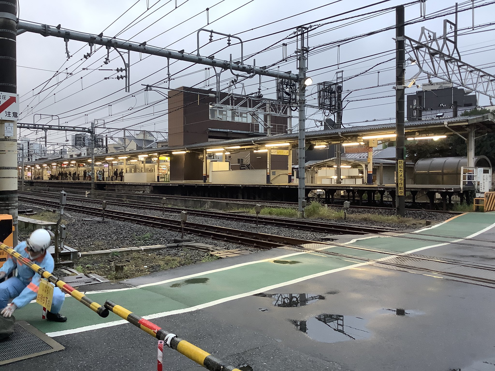 画像 東武東上線の北池袋駅 人身事故現場付近の様子です 6時台で雨にも関わらず結構な人で溢れていました 隣の埼京線は動いている当然だが前後の踏切とも1時間は閉じっぱ まとめダネ 画像 東武東上線の北池袋駅 人身事故現場付近の様子です 6時台で雨にも関わらず結構な人で溢れていました 隣の埼京線は動いている当然だが前後の踏切とも1時間は閉じっぱ まとめダネ