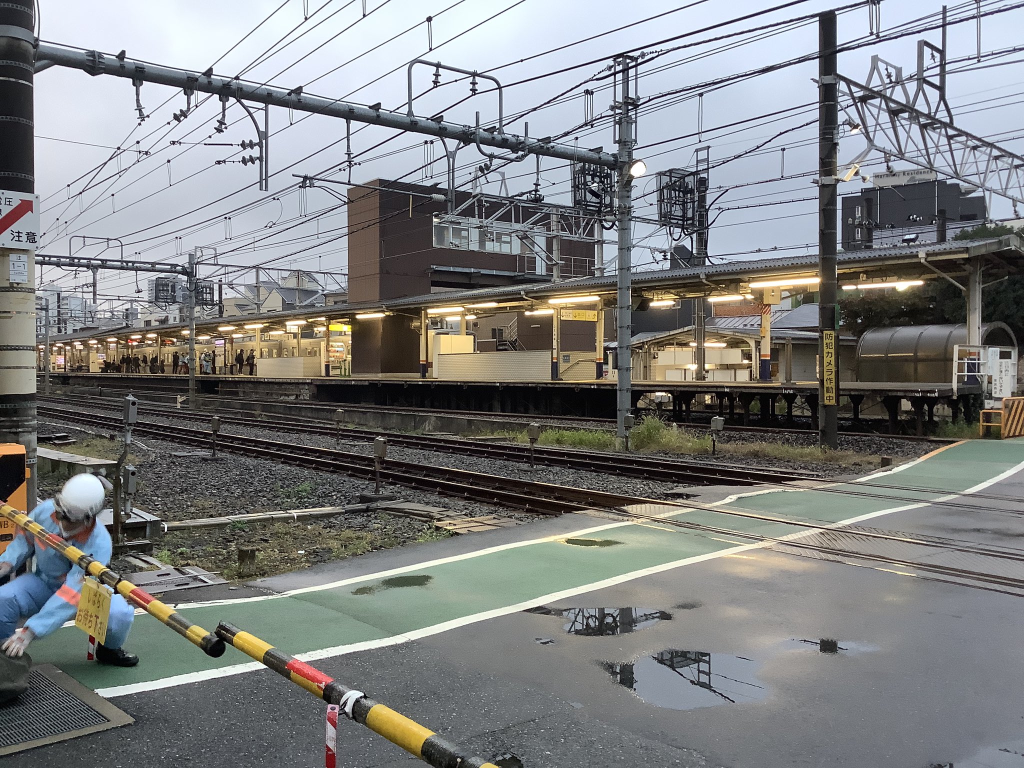 画像 東武東上線の北池袋駅 人身事故現場付近の様子です 6時台で雨にも関わらず結構な人で溢れていました 隣の埼京線は動いている当然だが前後の踏切とも1時間は閉じっぱ まとめダネ