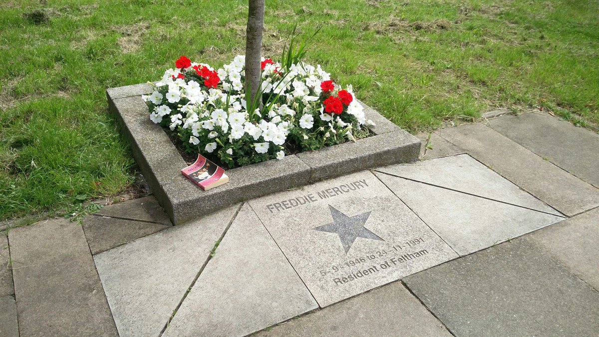 кладбище кенсал грин могила фредди меркьюри. кладбище кенсал грин могила фредди меркьюри. кладбище кенсал грин в лондоне могила фредди меркьюри. памятник фредди меркьюри в занзибаре. лондонское кладбище кенсал грин фредди меркьюри.