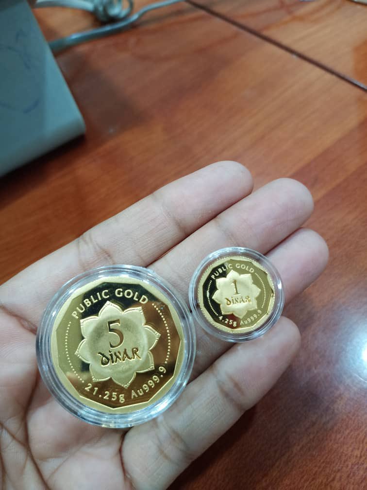 fazli_ajaq's tweet photo. Emas buat aku menjadi ketagih dalam membelinya. Harga emas/murah aku tetap beli. Ikut style @azraeimuhamad , beli 50-50. Supaya kita kurangkan risk. Harga emas naik senyum, harga emas trun senyum 😊
“Ada duit belum tentu ada emas, Ada emas sudah tentu ada duit”
#longtermsaving https://t.co/W9YfJWZsED
