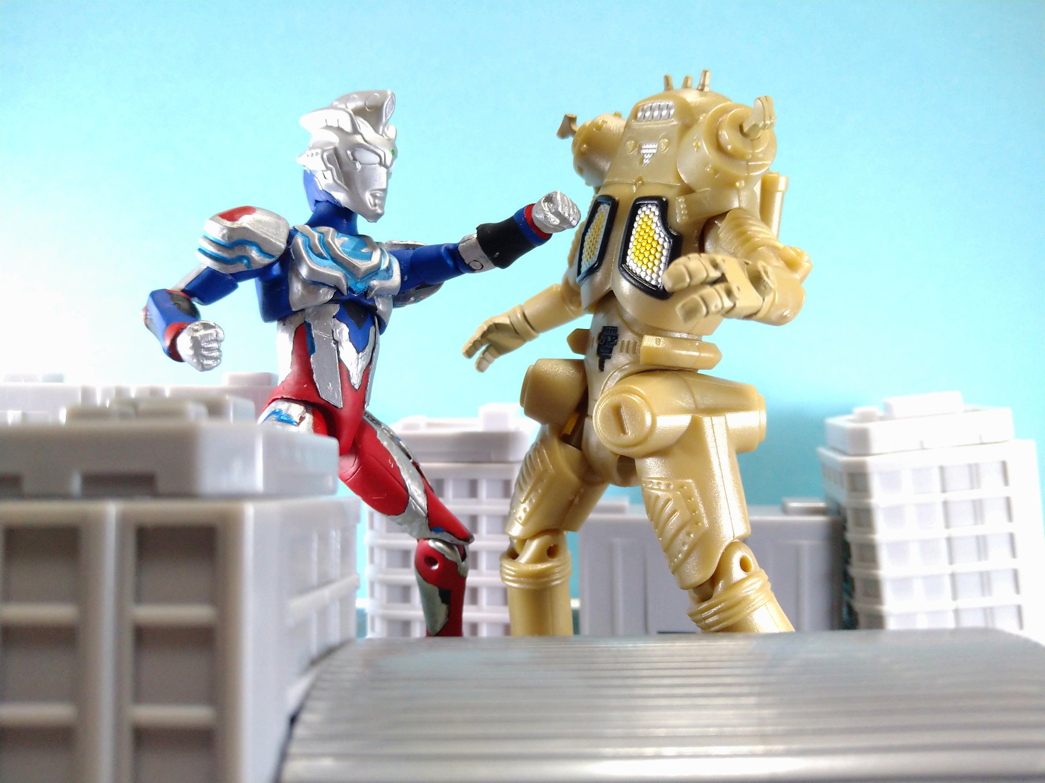 フラットハム ビルジオラマとか使うと結構巨大感でていいですね 500ソフビも小さめな奴なら絡ませられるし 写真なら遠近法で誤魔化せるので楽しい 掌動改造 掌動 超動 ウルトラマンz ウルトラマンａ T Co 4xwf6facqb Twitter