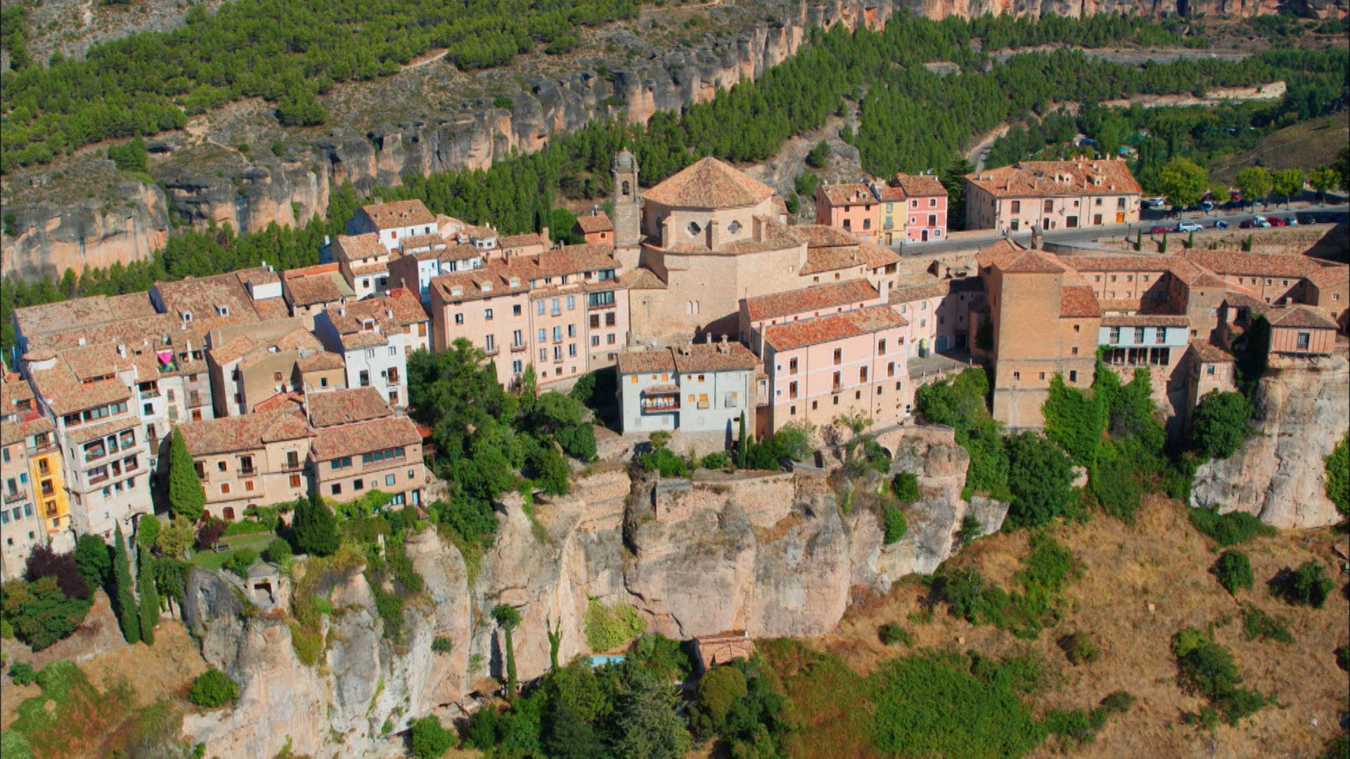 世界遺産 スペインの空中都市 クエンカ 細長い断崖の上 崖っぷちギリギリにまで建つ家々 中には崖から飛び出している建物も 写真右 現地では 宙吊りの家 と呼ばれています 世界遺産 スペイン クエンカ 空中都市 宙吊りの家 断崖 T