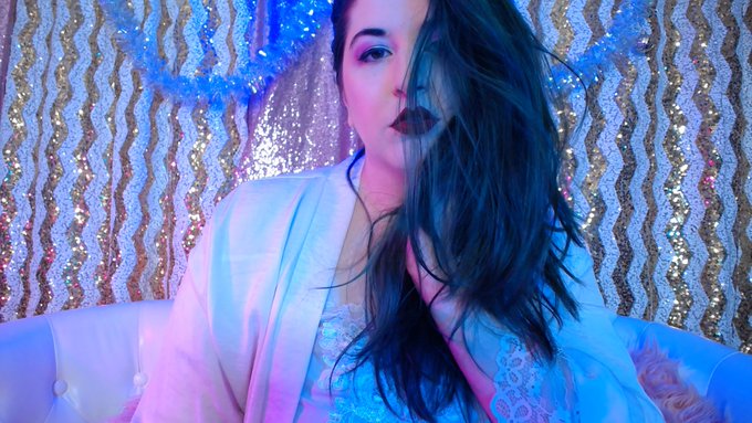 Look how hot I am. https://t.co/q1jJl0KBIN