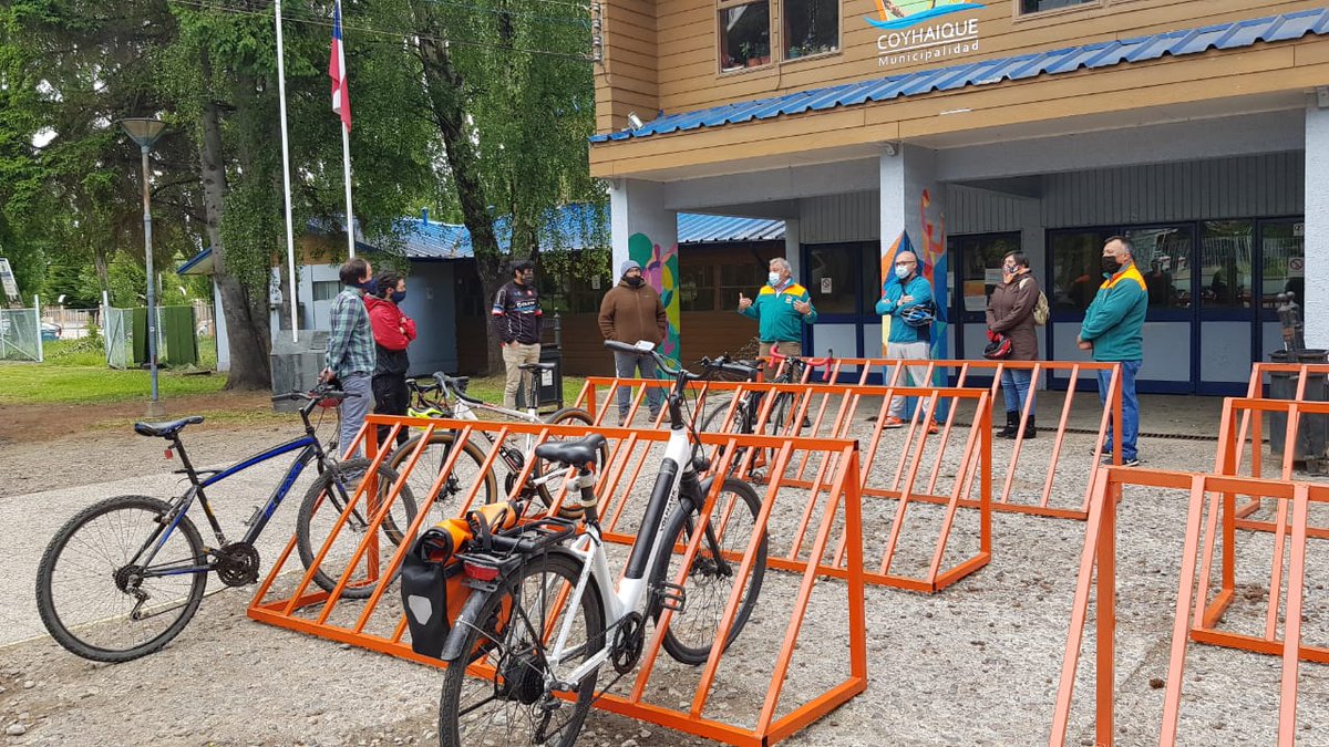Hoy nos reunimos con <a href="/CDeportesCoyh/">Corporación Deportes Coyhaique</a> y <a href="/municoyhaique/">Ilustre Municipalidad de Coyhaique</a> para colaborar en + promoción del uso de medios activos de movilización e infra habilitante. Apoyaremos en la identificación de lugares estratégicos para instalar cicleteros. Vamos por + espacio, calidad y seguridad🚲