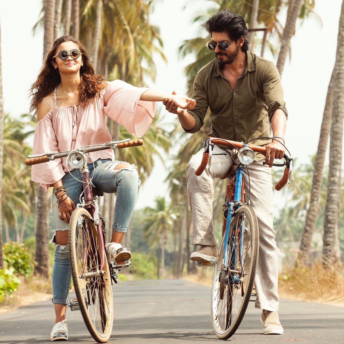_hypepr's tweet photo. Hereβs to accepting zindagi with open arms! β€οΈ
Celebrating #4YearsOfDearZindagi
@karanjohar @apoorvamehta18 @iamsrk @aliaa08 #GauriShinde @dharmamovies @RedChilliesEnt #DearZindagi
#ShahRukhKhan | #SRK | #AliaBhatt | #Alia | #DZ | #HypePR | https://t.co/8pfv6vp5KT
