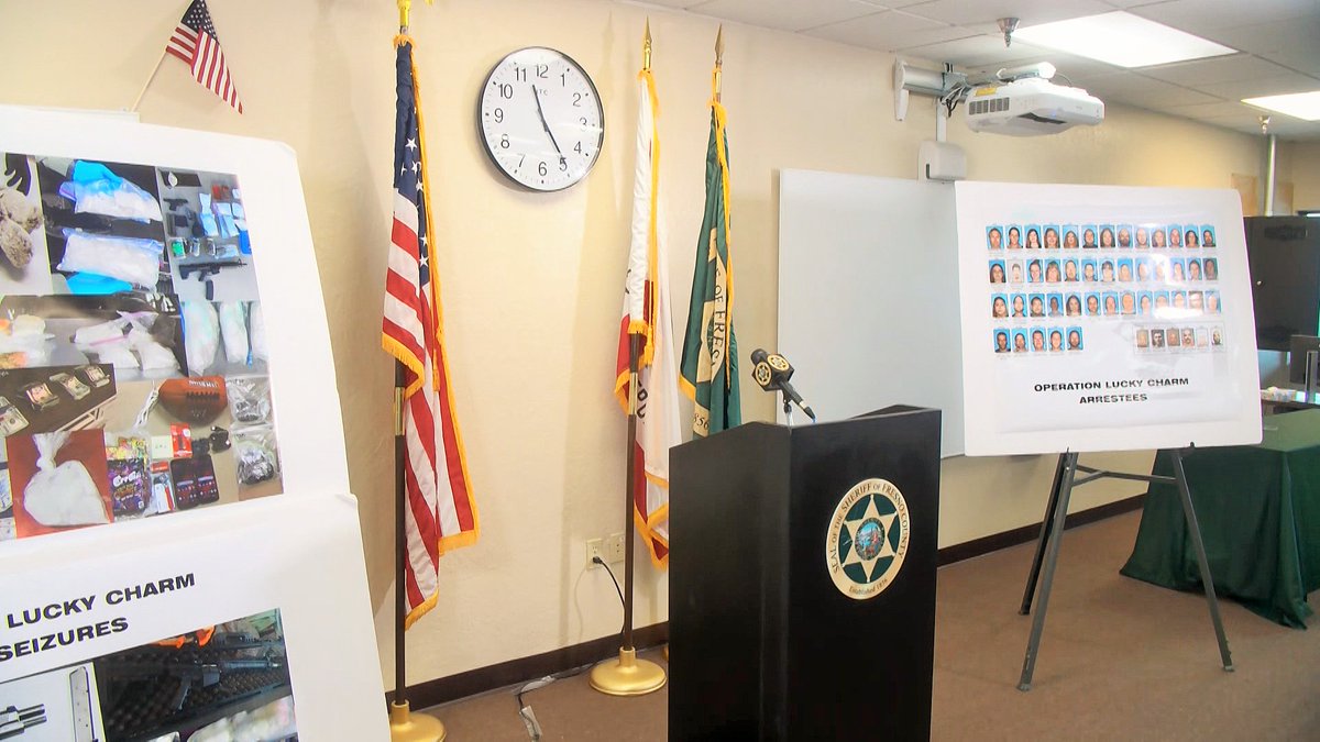 _While_Black's tweet photo. Federal and Local Authorities In the State of #California Busted the #Fresnecks (#WhiteSupremacist) Group and Arrested 100 of Its Members. Weapons, and a Huge Assortment of Drugs Were Also Seized.

Read here at: https://t.co/hdMYqh4yC2

#AryanBrotherhood
#Fresno

/
#WhileBlack
/ https://t.co/EcJMPPTuGU