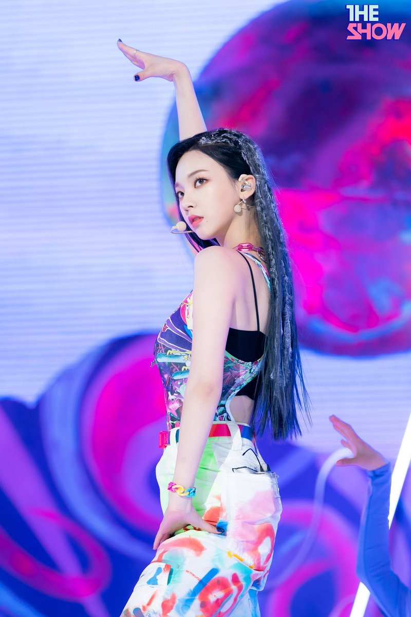 karisellespics's tweet photo. the show update 

#KARINA #카리나 #aespa #에스파 https://t.co/yV9mJOF9qM