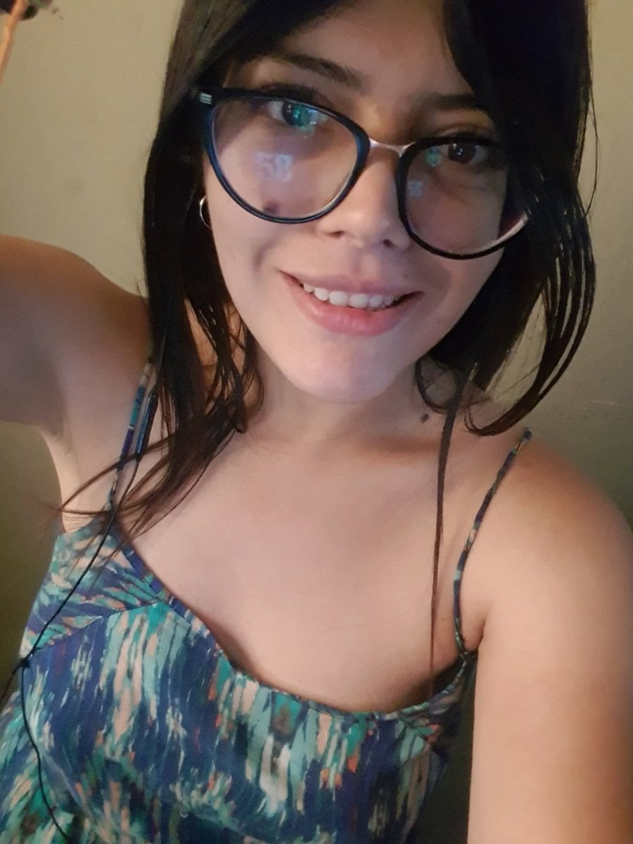 DCarolinaval's tweet photo. Mis lentes de #AyNotDead me quitan años 😂 https://t.co/xeZxDiorEX