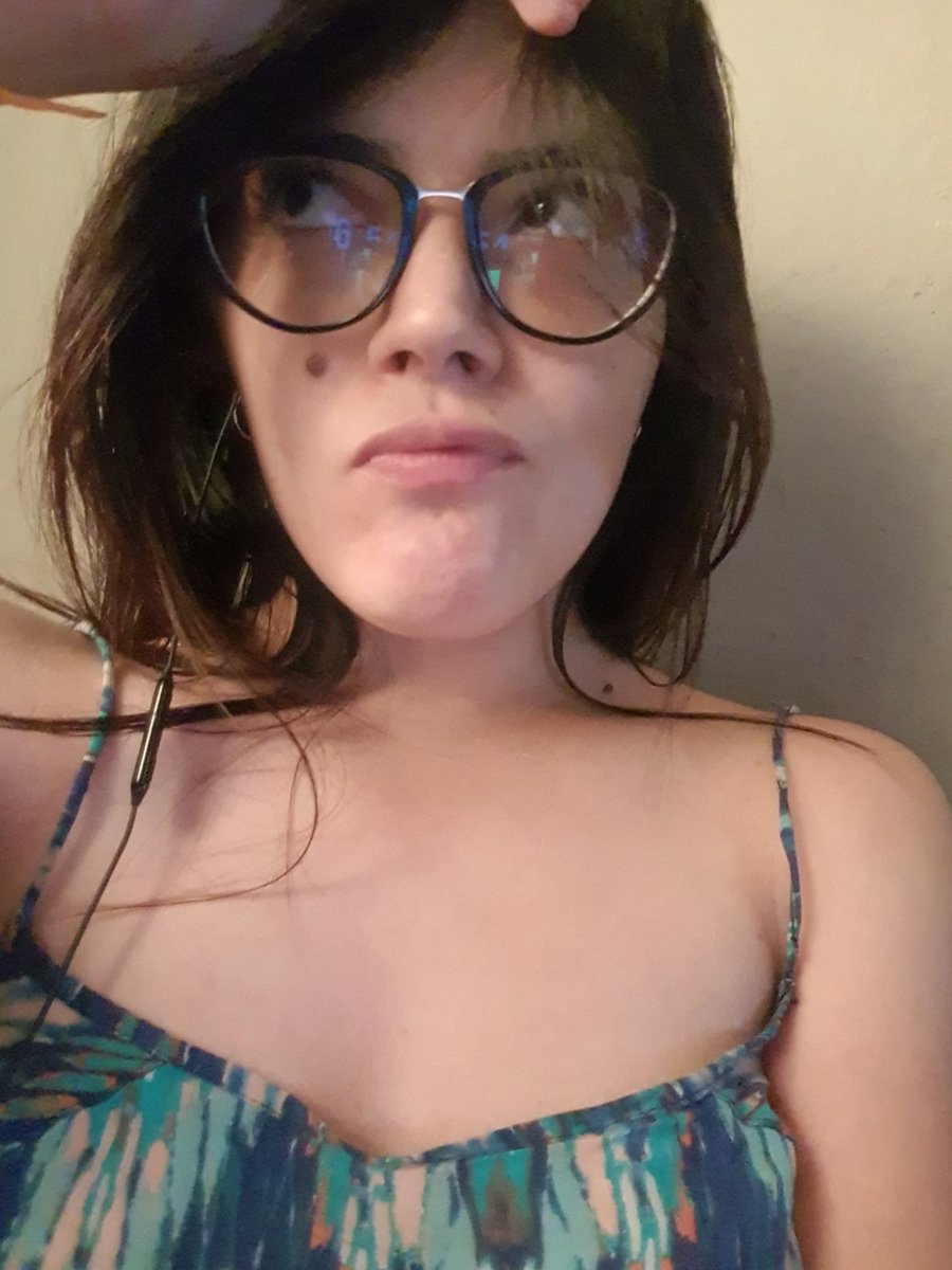 DCarolinaval's tweet photo. Mis lentes de #AyNotDead me quitan años 😂 https://t.co/xeZxDiorEX