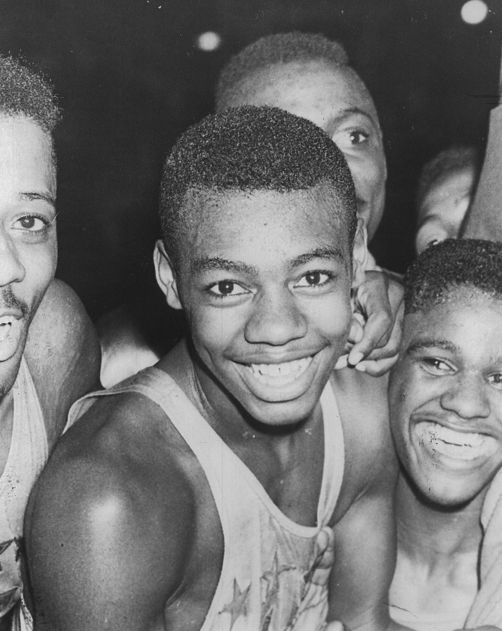  Happy 82nd birthday to a true  , Oscar Robertson. 