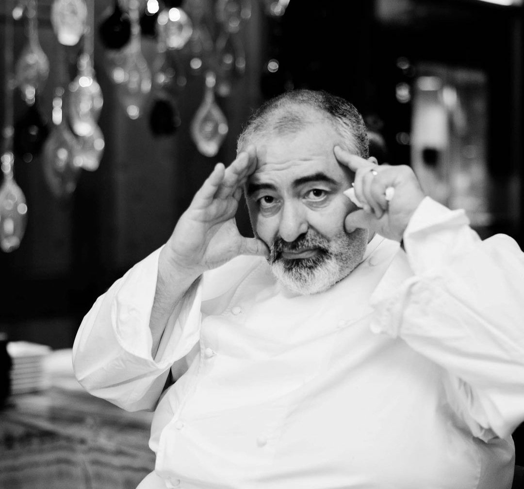 UniversoSanti's tweet image. Hoy ha cerrado 𝗹𝗮 𝗰𝗮𝘁𝗲𝗱𝗿𝗮𝗹. Hoy cierra el restaurante Santceloni en Madrid.  @UniversoSanti se queda solo para mantener viva la obra gastronómica del genial chef Santi Santamaria y seguiremos trabajando con @samarela1976 para que dure muchos años.amp-europapress-es.cdn.ampproject.org/v/s/amp.europa…