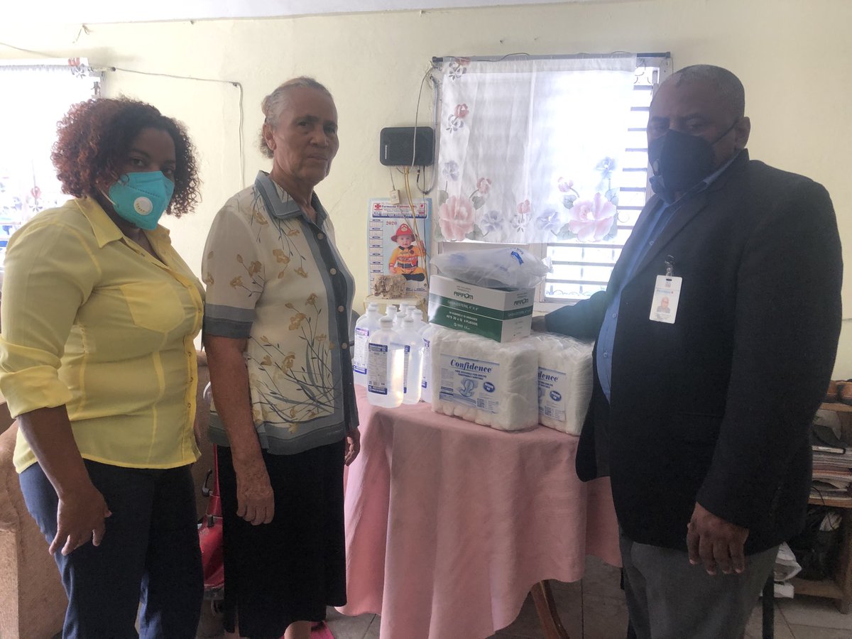 castro_wandy's tweet photo. Gracias a él director de promese cal ⁦@adolfoperezdl⁩ y el subdirector Carlos Padilla por vuestra solidaridad brindada hacia los más desfavorecidos https://t.co/eXU3wjpn9O