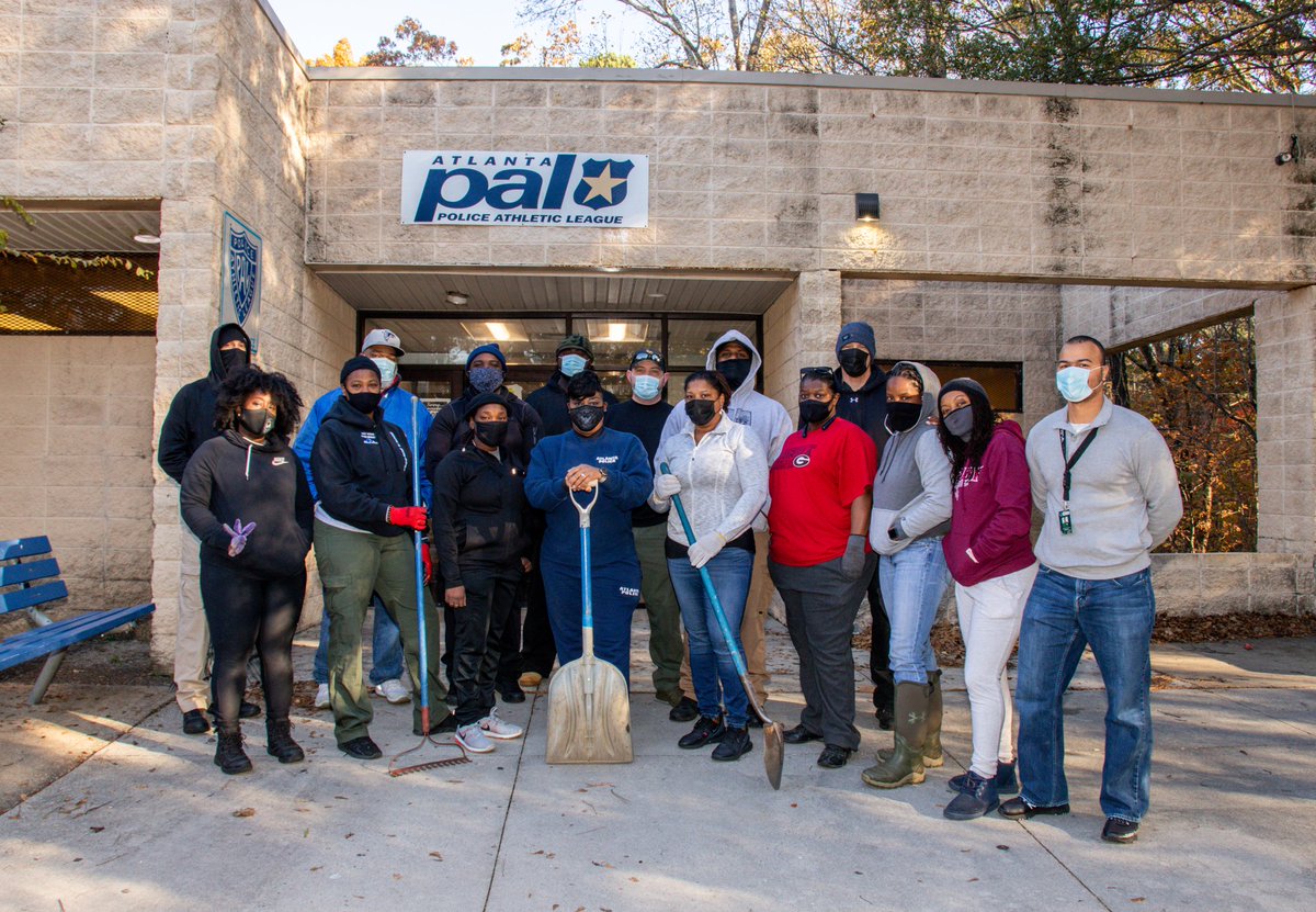 Atlanta_Police's tweet image. The @atlanta_pal Anderson Park location is 10 times more beautiful thanks to the Atlanta Police Leadership Institute (APLI) Tier III team. On Nov. 19, the APLI team came together to clean up fallen leaves &amp;amp; debris the outside of the building in northwest Atlanta. #OneAtlanta
