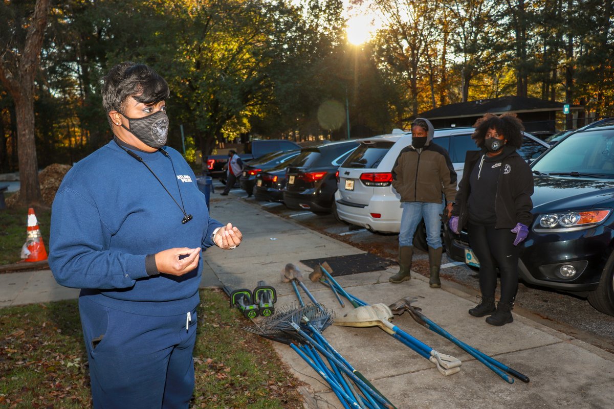Atlanta_Police's tweet image. The @atlanta_pal Anderson Park location is 10 times more beautiful thanks to the Atlanta Police Leadership Institute (APLI) Tier III team. On Nov. 19, the APLI team came together to clean up fallen leaves &amp;amp; debris the outside of the building in northwest Atlanta. #OneAtlanta