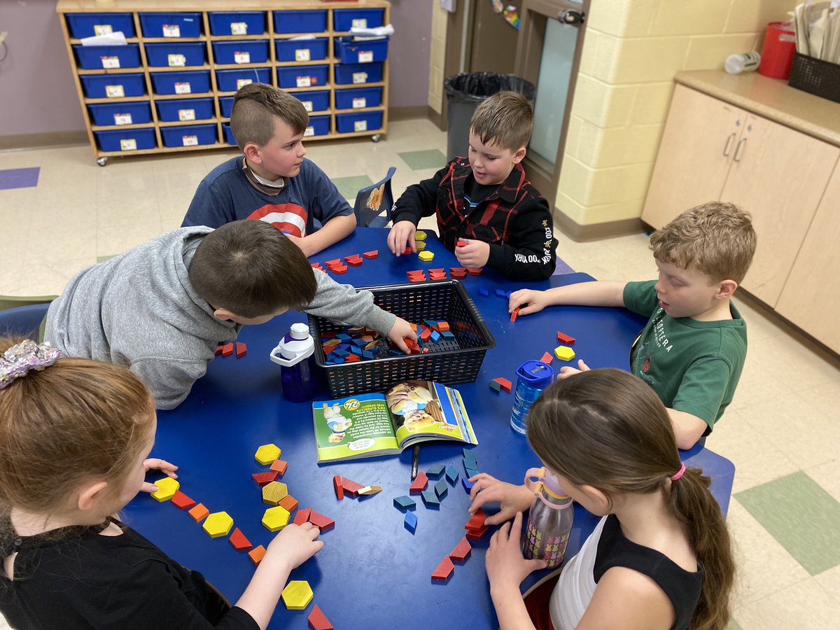 MrsHodderEDU's tweet image. Learning about Patterns! #increasingpatterns #decreasingpatterns @HTE_K4 @RMitchell_HTE