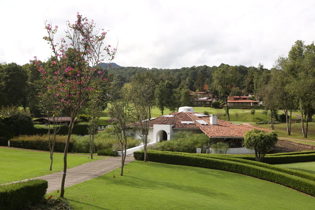 chainsiman's tweet photo. La Acuarima es la transformación de un restaurante de los años 60 en el Club de Golf Avándaro, Valle de Bravo.

Llevar a cabo esta remodelación implicó un gran reto; por un lado, debía conservar su esencia; y por otro, debía convertirse en un ambiente contemporáneo. https://t.co/LYUrkdcx8F