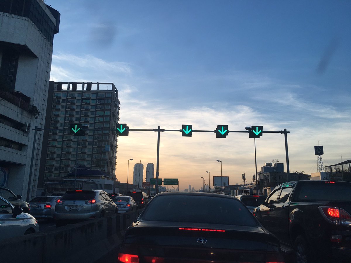 WolfkChoo's tweet photo. @js100radio ส.ลอยฟ้าบรมฯ การจราจรหนาแน่น ชลอตัว บริเวณห้างพาต้า ทั้งเลนปกติ และเลนพิเศษ https://t.co/8nGsJPCdRM