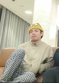 cuando eres el primer artista de tu país en ser nominado a los Grammy // cuando caes en la cuenta que siguen ejerciendo violencia imperialista sobre tu creación artística ya que solo te han dado acceso a esos premios usando como vehículo el inglés en una de tus creaciones