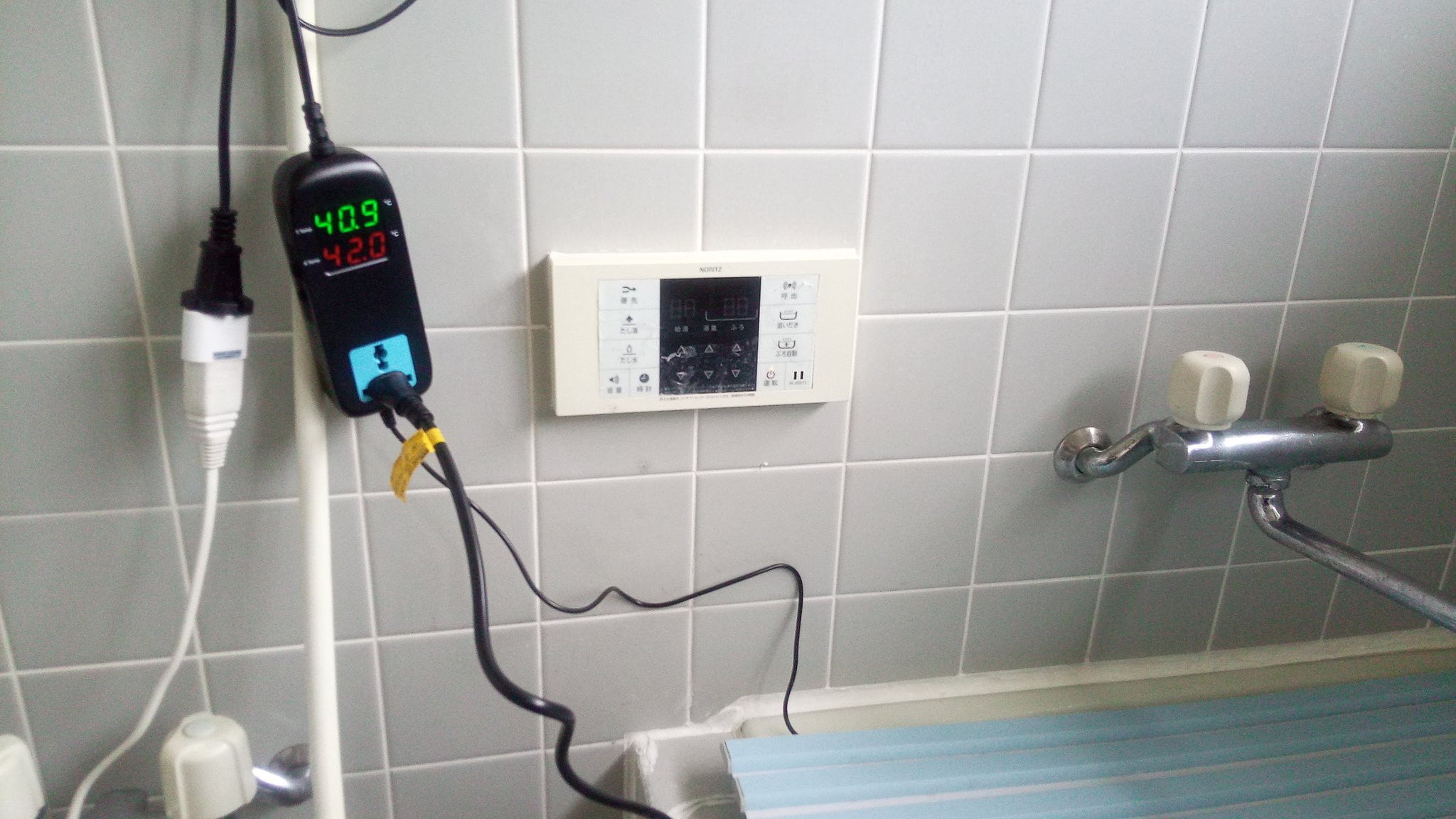 Uzivatel 吉川 祐介 Na Twitteru 水槽ヒーターとサーモスタットを使った保温は成功しました 現在 設定上限 42 に達したのでヒーターの電源が落ちている 蓋をしているけど アルミシートも用意して なるべくヒーター再起動 39 までの時間を稼ぎたい あと