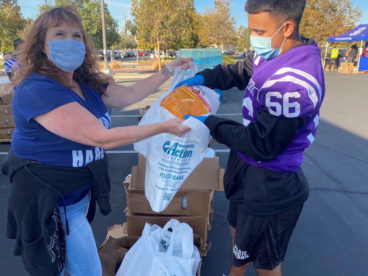 CAPSanBernardin's tweet photo. Thank you to @sbvalleycollege, Young Visionaries Youth Leadership Academy, and all of our sponsors for another successful Annual Turkey Giveaway Event!
We had a wonderful turn out. CAPSBC was able to serve over 2,000 families with turkeys and food boxes.
#capsbc #capsbcCARES https://t.co/eLbaz0v23F