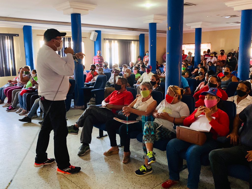 WilmerRiscoWR's tweet photo. Allí está nuestro #PuebloValienteYdigno jefas y jefes de #UBCHs, #CLAPs #MovimientosSociales que grande es el compromiso de todos ellos, nos preparamos para encaminar el triunfo este #6Dic, Pdte. @NicolasMaduro el @PartidoPSUV Mun. Anaco y el GPP garantizaremos la VICTORIA🇻🇪💪🏽 https://t.co/5JzZMMyR06