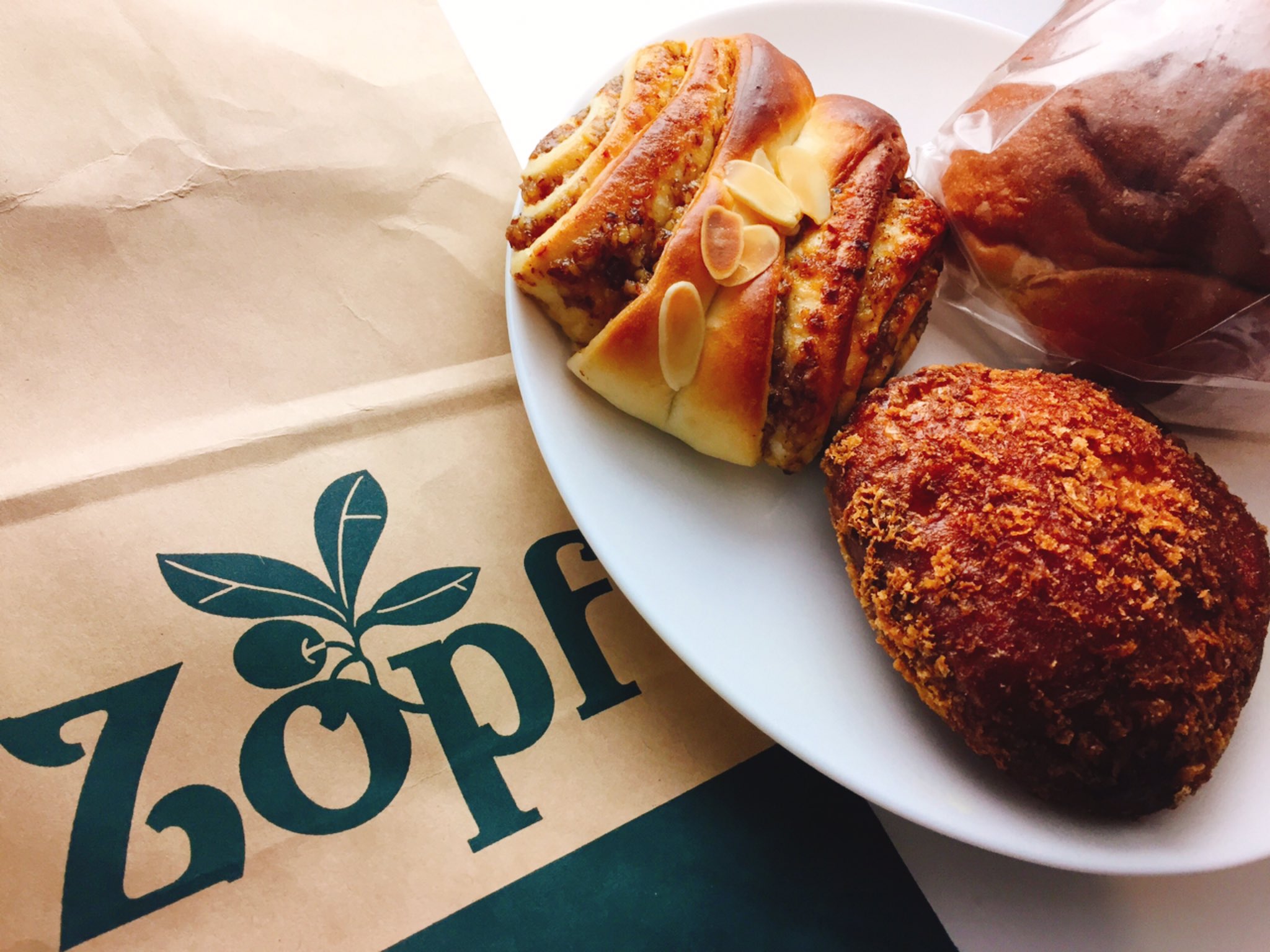 日変わり弁当 いつもの御飯 おはようございます 昨日は昼 夜完売につき画像がございませんので 今日は大好きなパン屋 Zopf ツォップ さんをご紹介します どのパンも美味しいのですが 特筆すべきは東京駅にも専門店として出店したカレーパン