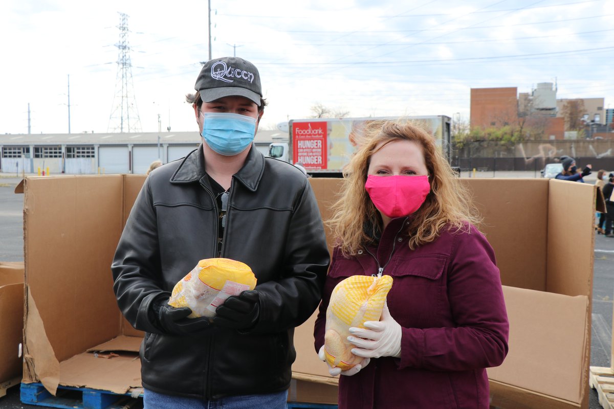 STLFoodbank's tweet photo. Across 10 sites in #MO &amp; #IL, we worked with our partner agency network and community volunteers to distribute 2,000 holiday meals for families as part of our annual #ThanksgivingTogether food distribution. Thank you to everyone that helped make it possible. #foodandhope🦃🐔🍎🥔 https://t.co/BnYzXwM9B2