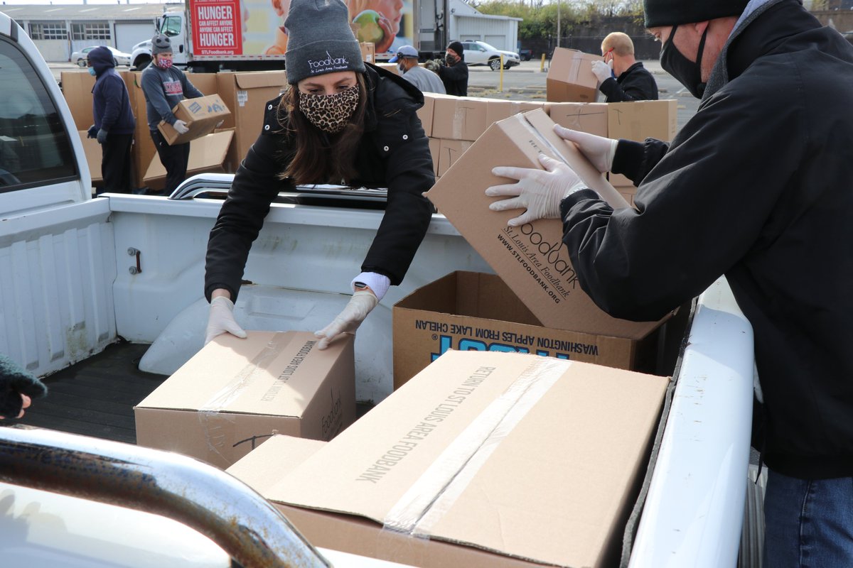 STLFoodbank's tweet photo. Across 10 sites in #MO &amp; #IL, we worked with our partner agency network and community volunteers to distribute 2,000 holiday meals for families as part of our annual #ThanksgivingTogether food distribution. Thank you to everyone that helped make it possible. #foodandhope🦃🐔🍎🥔 https://t.co/BnYzXwM9B2