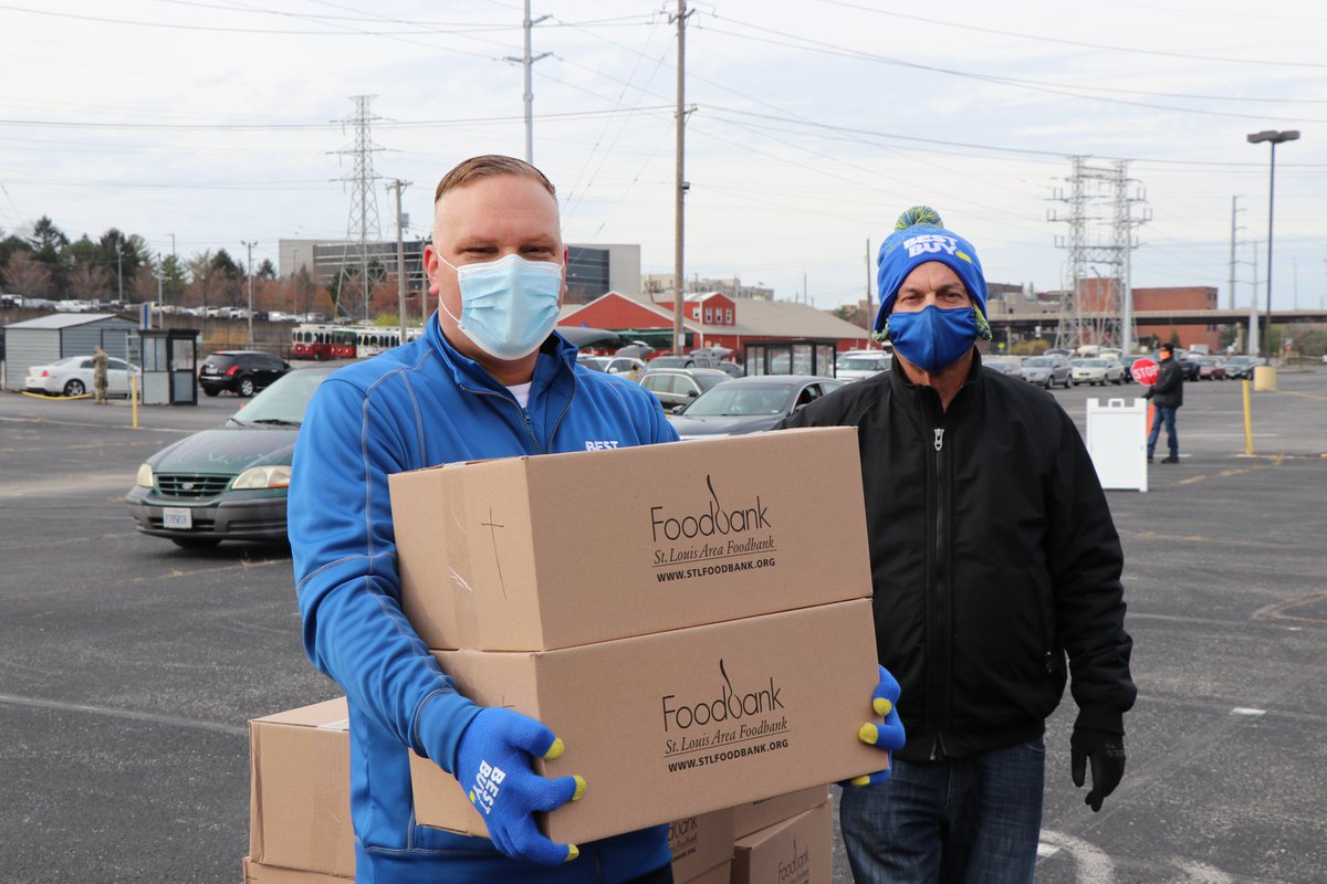 STLFoodbank's tweet photo. Across 10 sites in #MO &amp; #IL, we worked with our partner agency network and community volunteers to distribute 2,000 holiday meals for families as part of our annual #ThanksgivingTogether food distribution. Thank you to everyone that helped make it possible. #foodandhope🦃🐔🍎🥔 https://t.co/BnYzXwM9B2