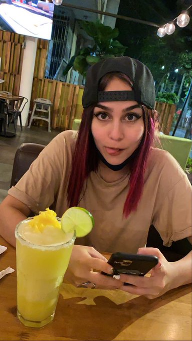 Aceptas una cita conmigo? :3 como poquito 😬 https://t.co/QgH60hJub4